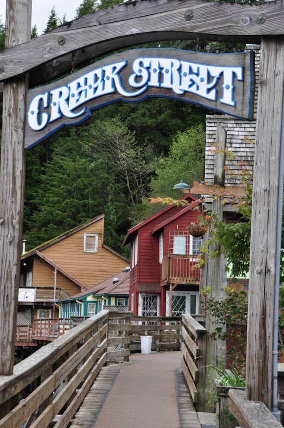 Entrada da Creek Street, a mais famosa rua de Ketchikan, no sudeste do Alaska